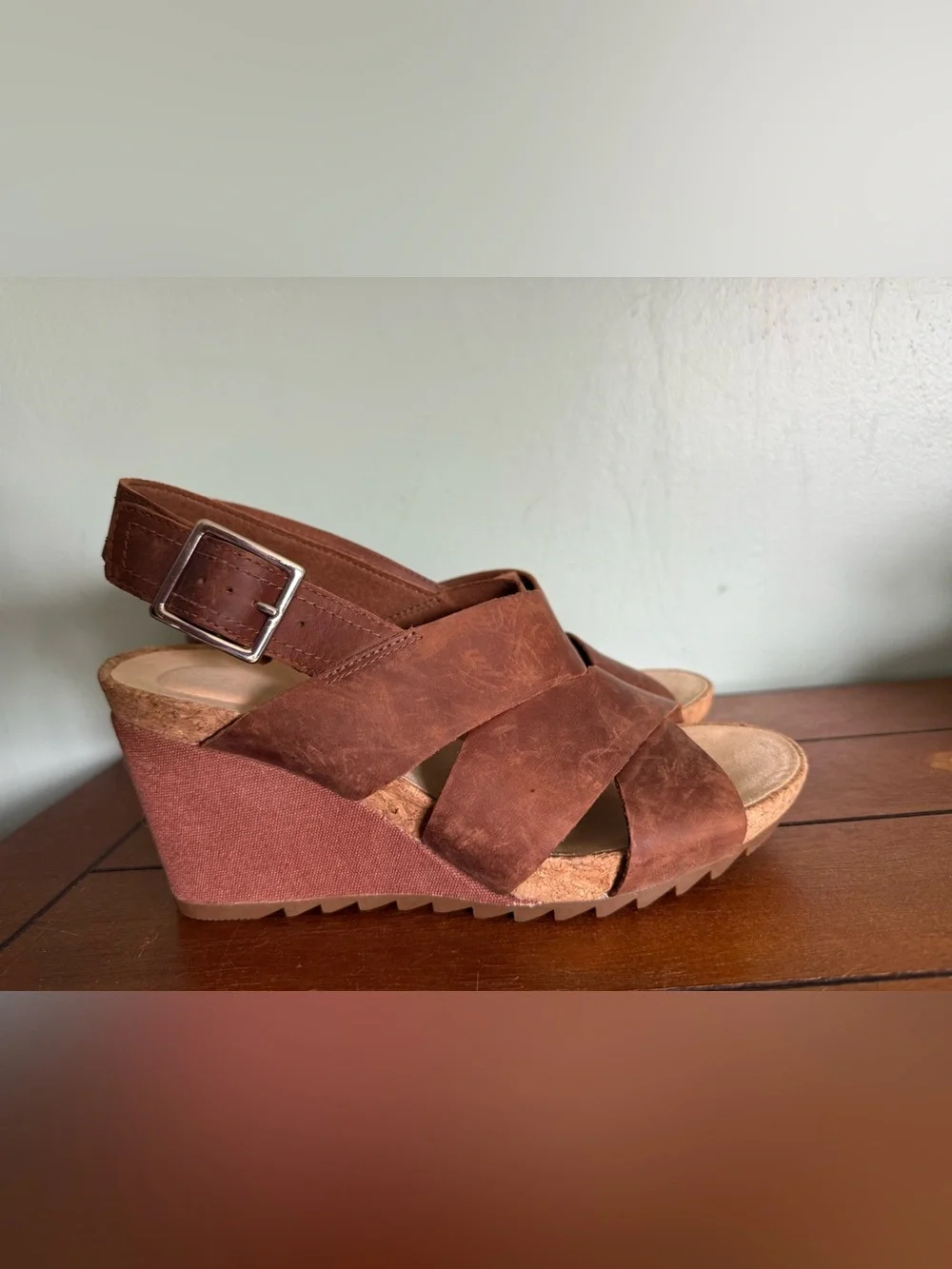 Clarks Women’s Light Tan Lea Flex Leather Wedge Sandal Size 9